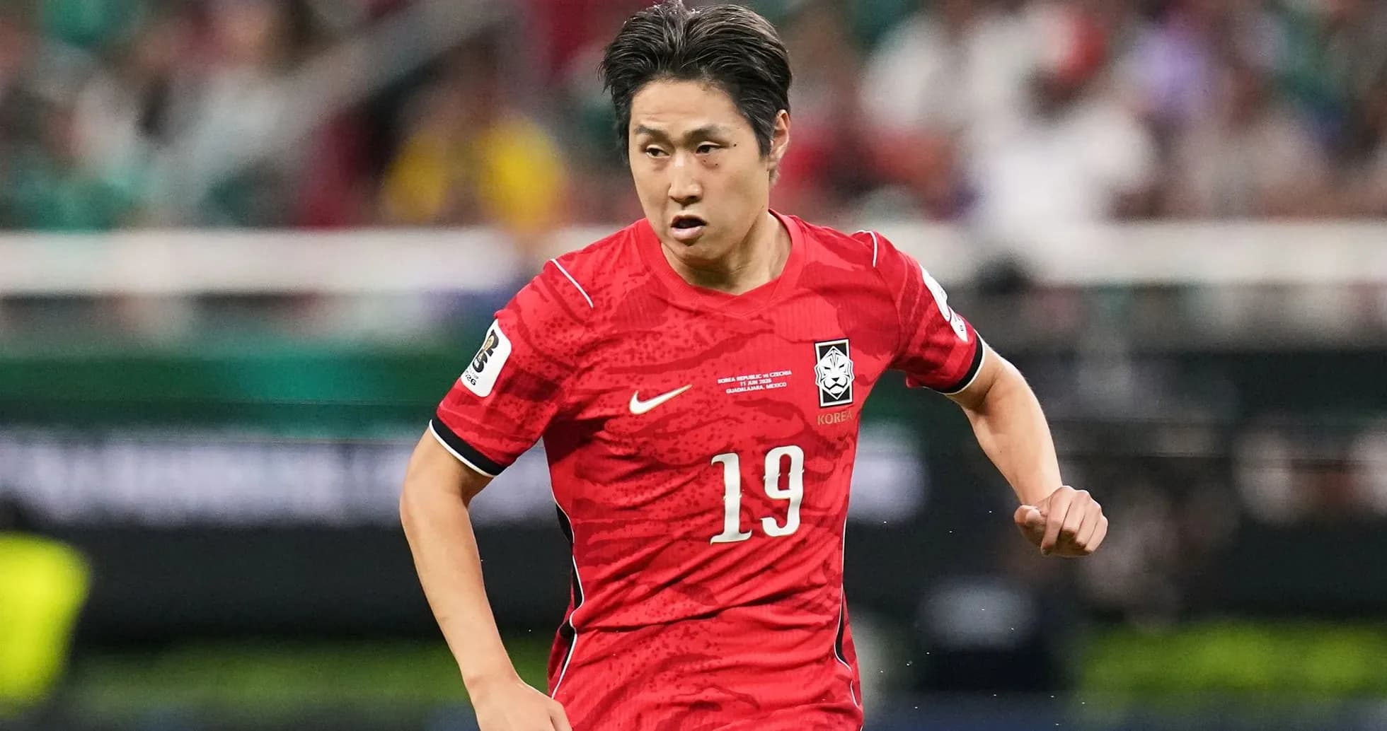 Jugador de Corea del Sur corriendo con balón