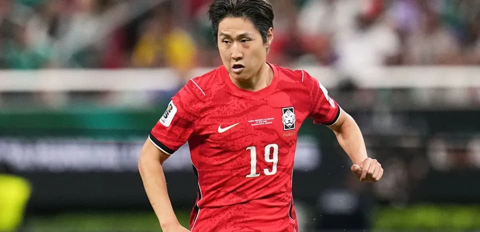 Jugador de Corea del Sur corriendo con balón
