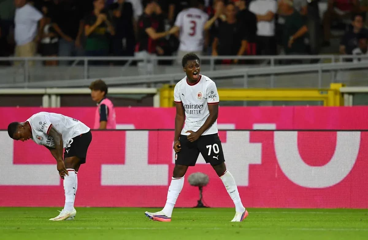 Jugadores de AC Milan en partido, uno celebrando