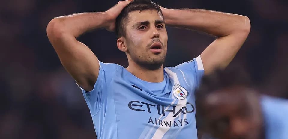 Jugador de Manchester City lamentándose durante el partido