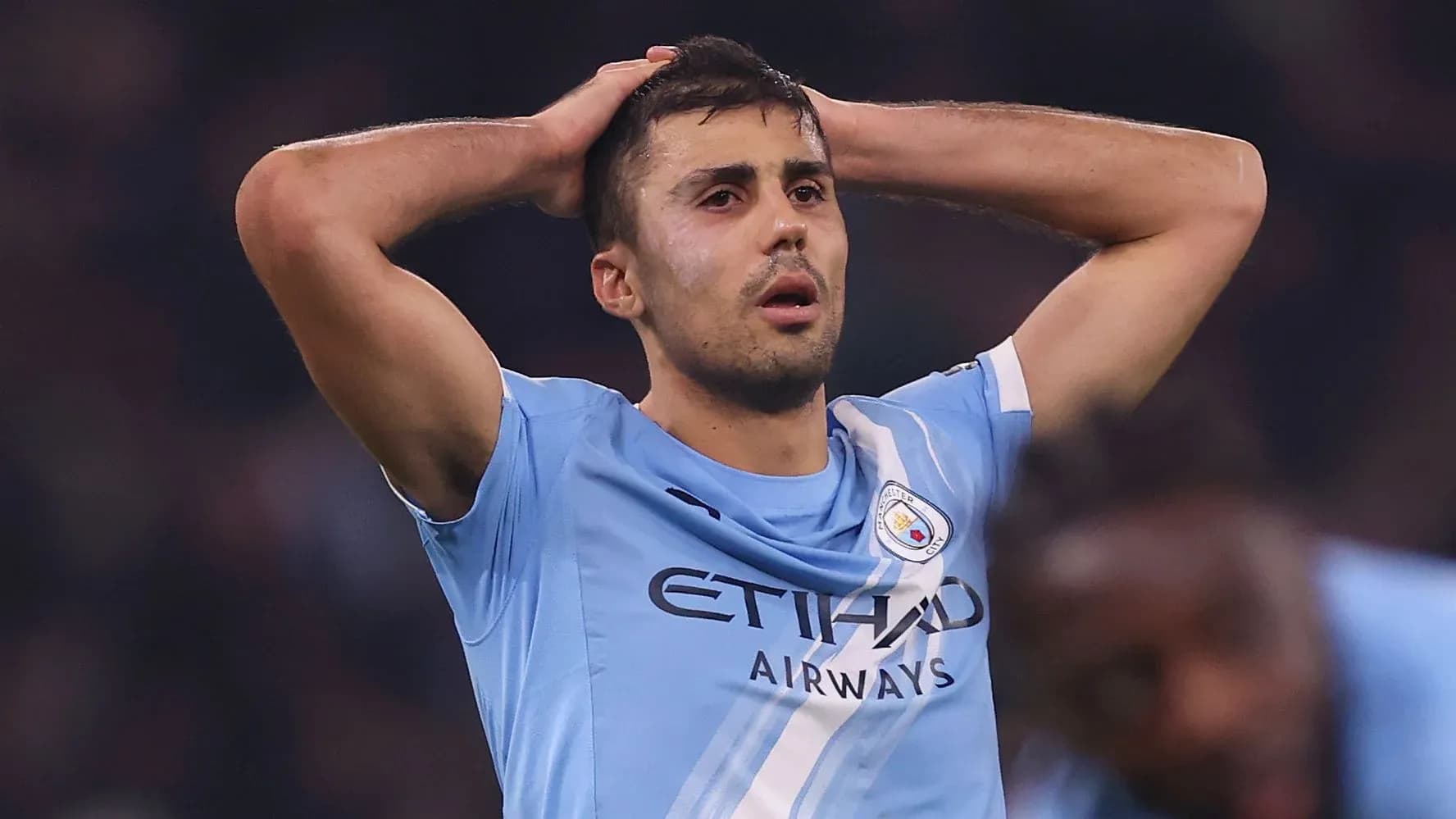 Jugador de Manchester City lamentándose durante el partido