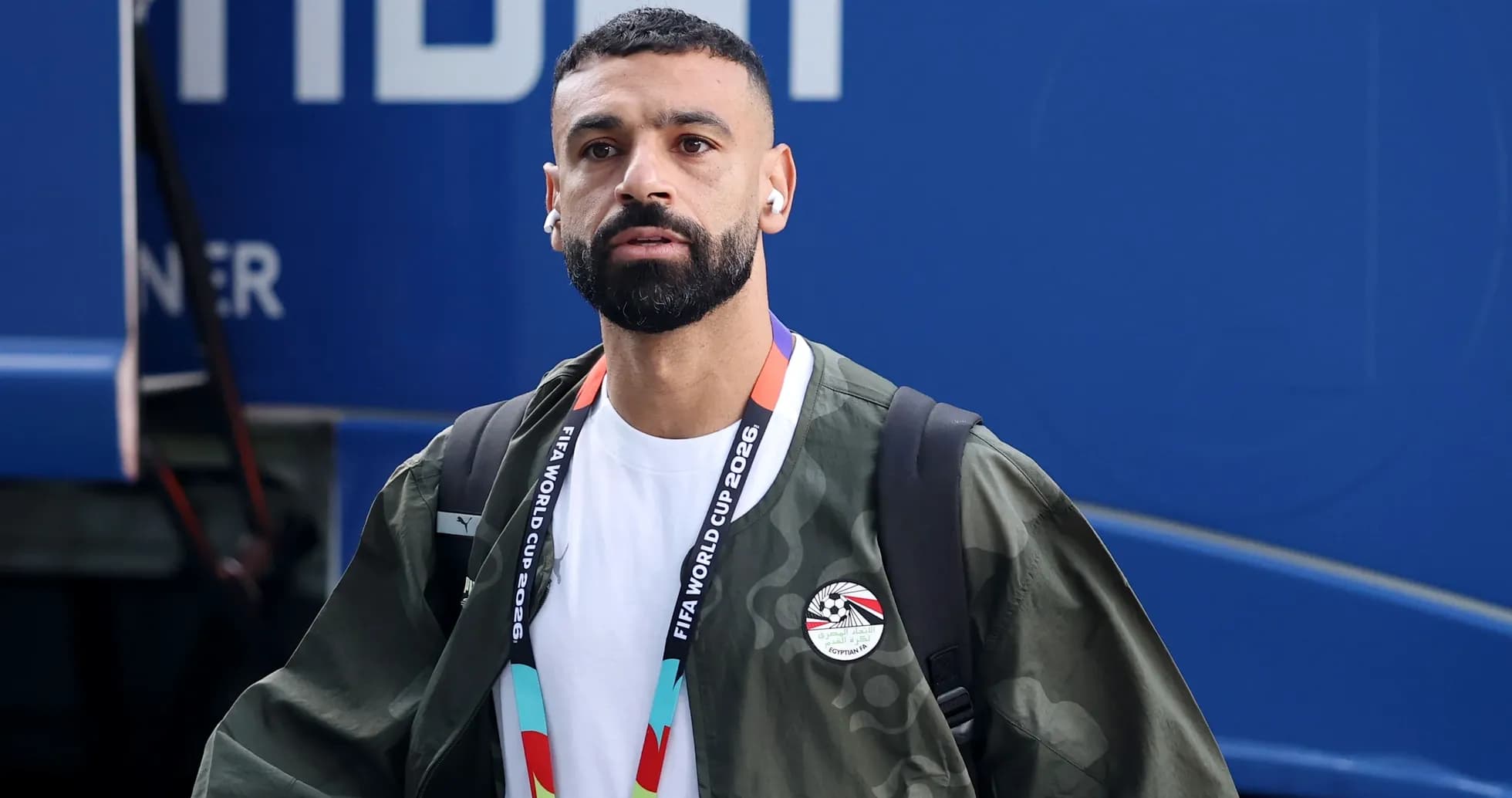 Jugador llegando con auriculares y mochila