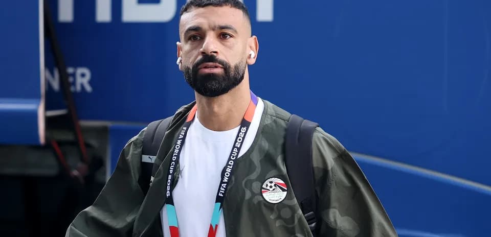 Jugador llegando con auriculares y mochila