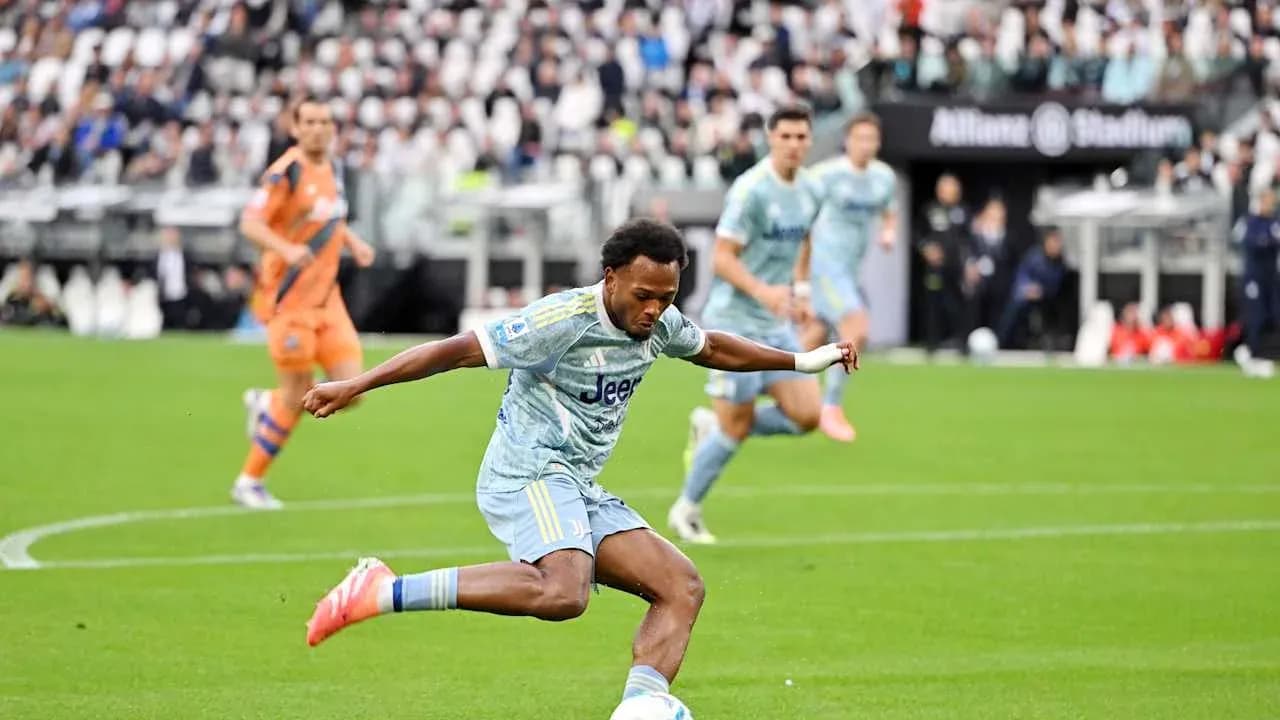 Jugador de Juventus disparando a portería
