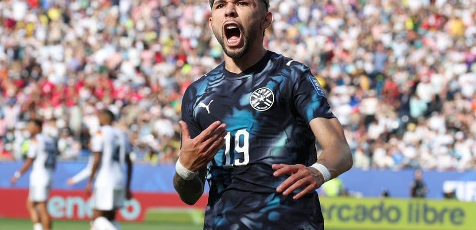 Jugador de Paraguay celebrando un gol en el partido