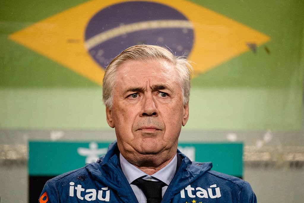 Entrenador en conferencia con bandera de Brasil de fondo