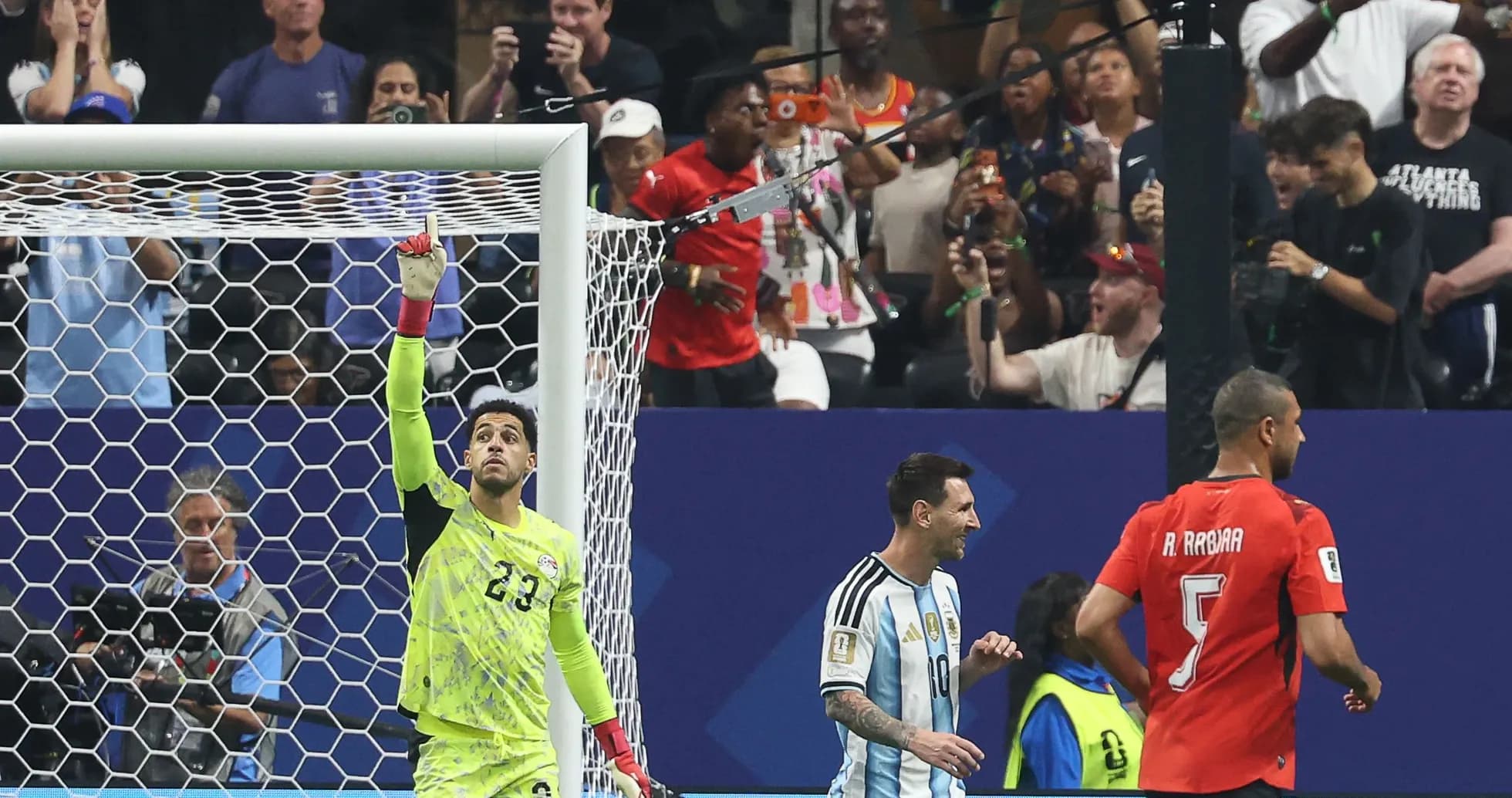 Portero levantando la mano durante el partido