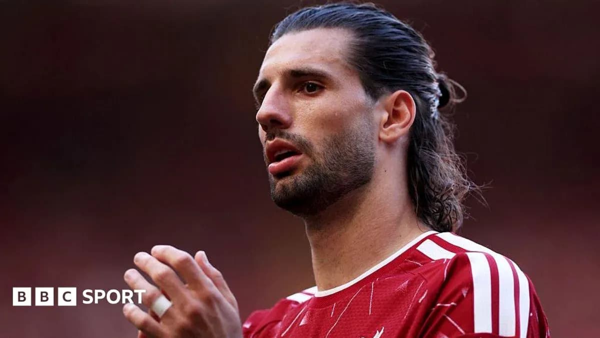 Jugador de fútbol con camiseta roja en el campo