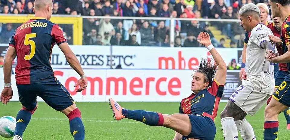 Jugadores de Fiorentina y Genoa disputando el balón