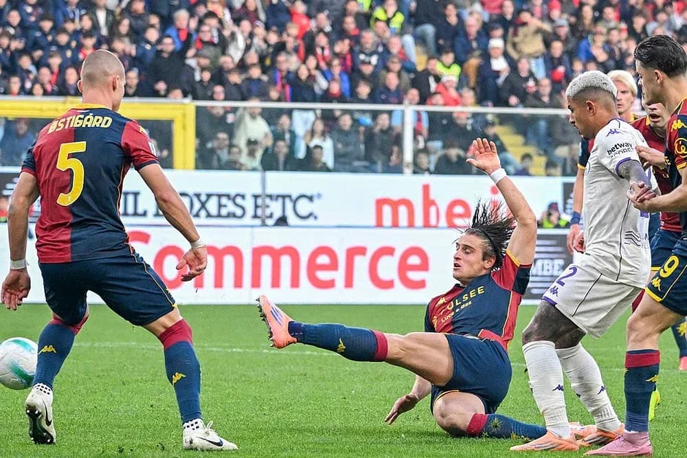 Jugadores de Fiorentina y Genoa disputando el balón