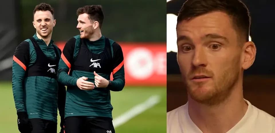 Jugadores de Liverpool entrenando y hablando durante la sesión