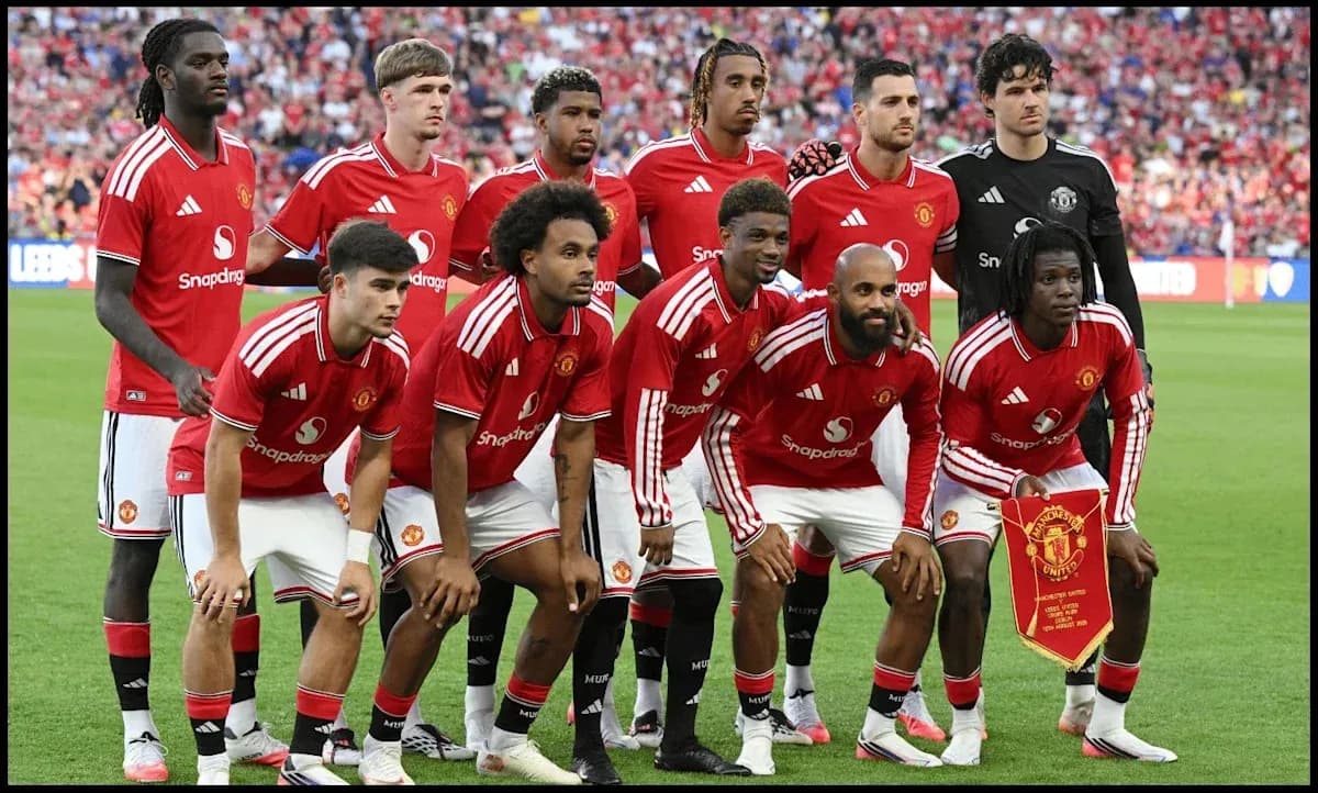 Equipo de Manchester United posando en el campo