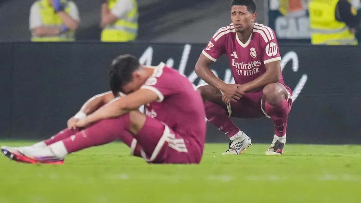 Jugadores de Real Madrid sentados en el campo tras el partido