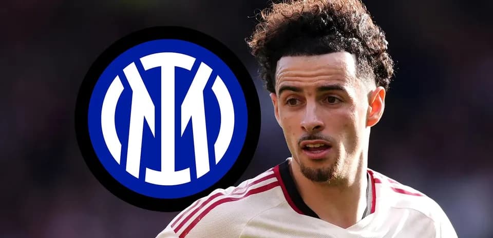 Jugador con camiseta de equipo frente al logo del Inter