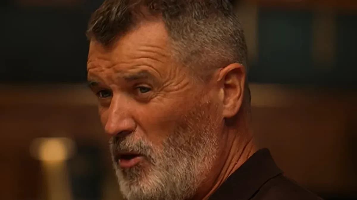 Hombre con barba hablando en un ambiente interior