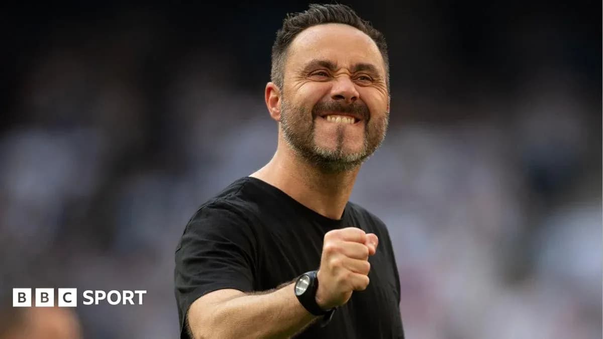 Entrenador celebrando con puño en alto