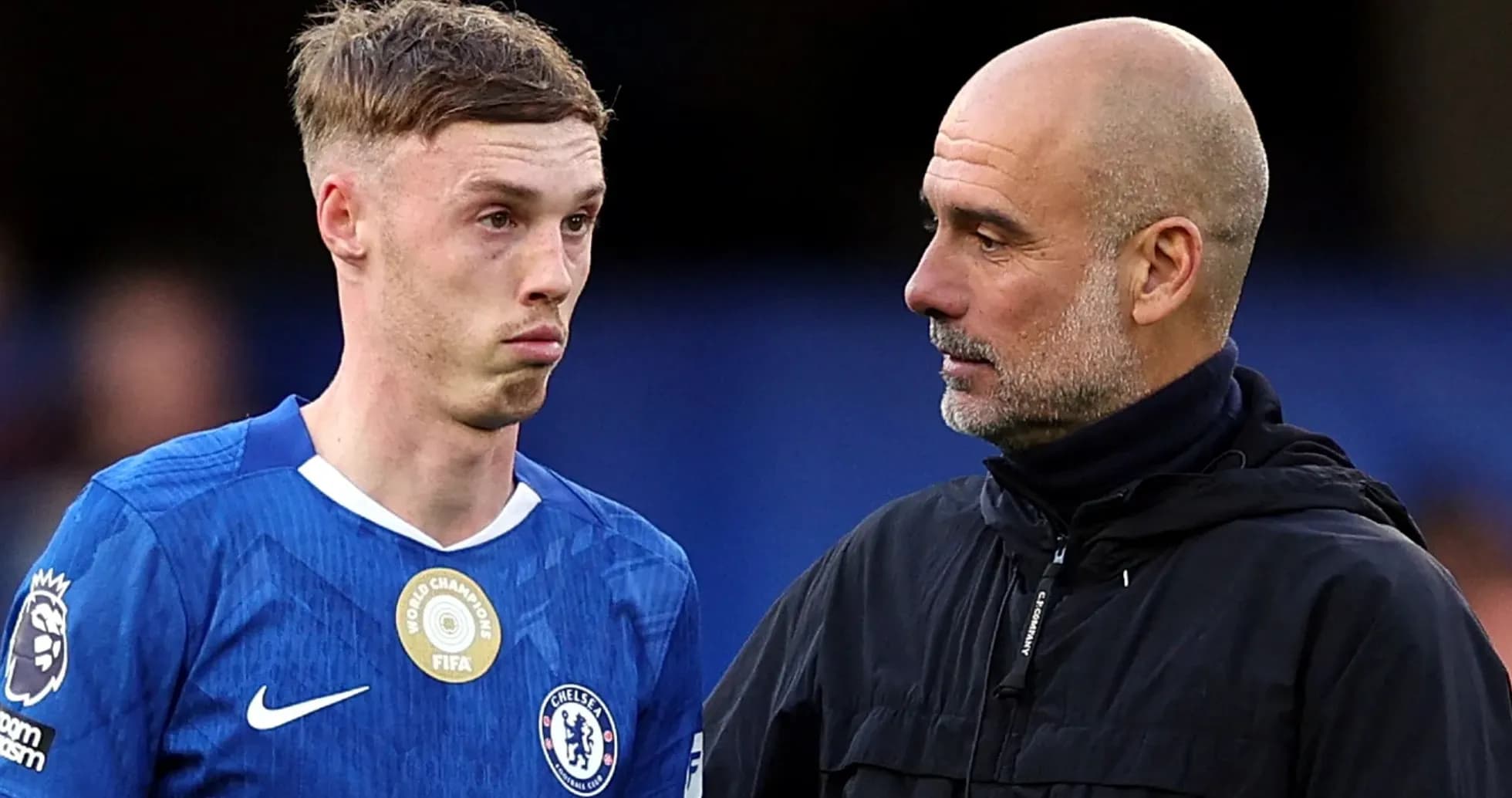 Jugador de Chelsea conversando con entrenador