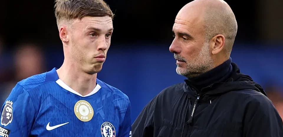 Jugador de Chelsea conversando con entrenador