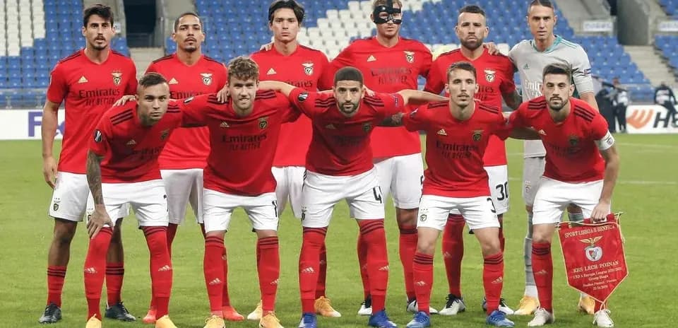 Equipo de Benfica posando antes del partido