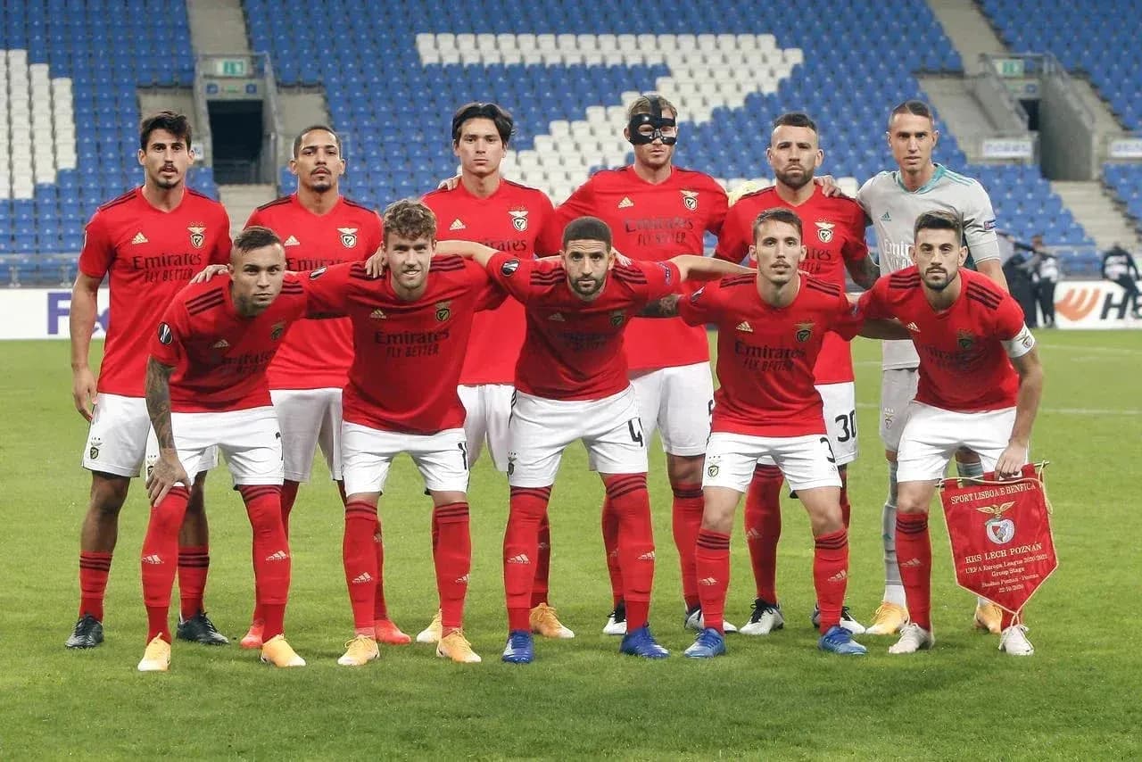 Equipo de Benfica posando antes del partido Equipo de Benfica posando antes del partido