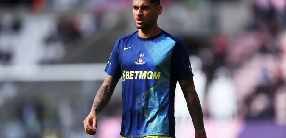 Jugador caminando en el campo antes del partido