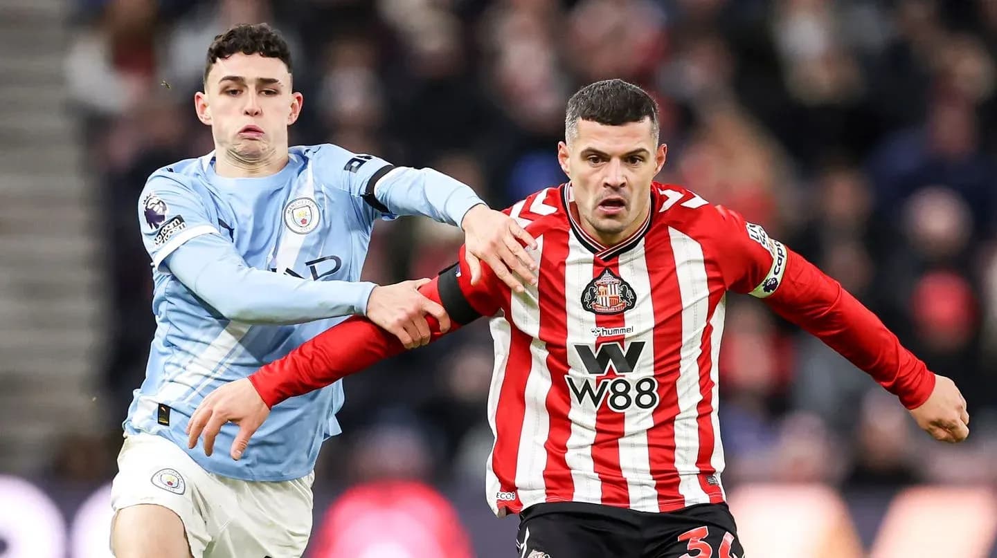 Jugador de Manchester City persiguiendo a jugador de Sunderland
