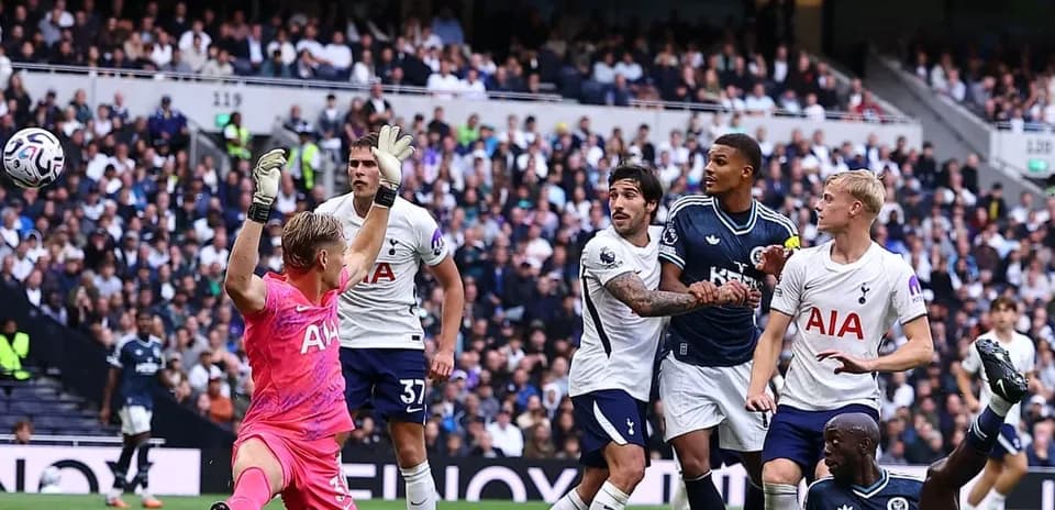 Portero de Tottenham deteniendo un balón en el partido
