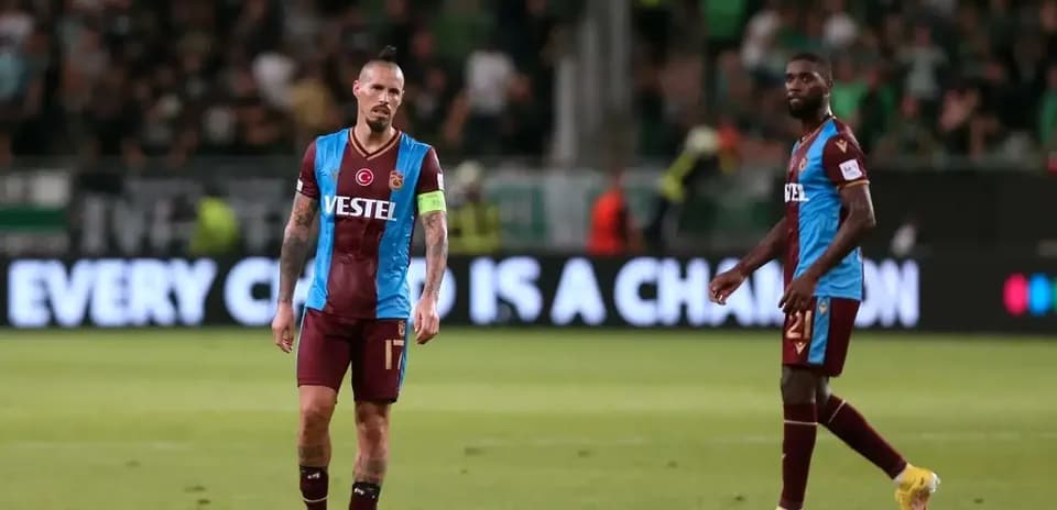 Jugadores de Trabzonspor en el campo tras el partido