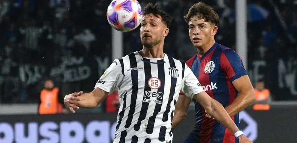 Jugador de Talleres disputando el balón