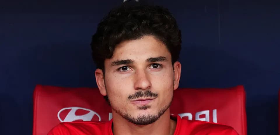 Jugador sentado en el banquillo durante el partido