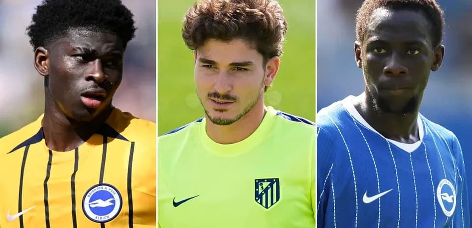 Tres futbolistas posando en uniforme de sus equipos