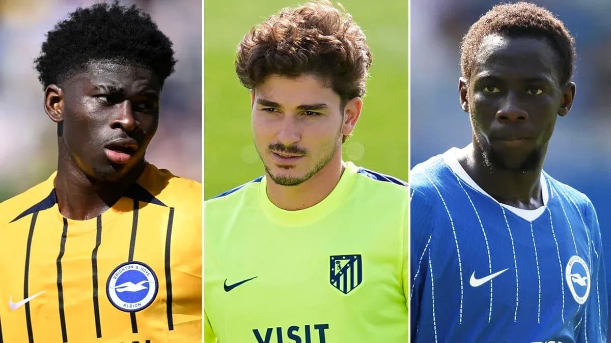 Tres futbolistas posando en uniforme de sus equipos