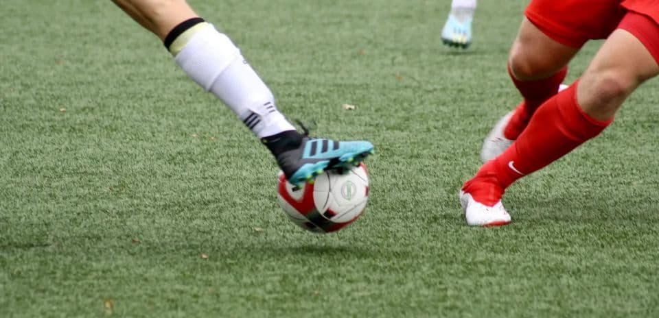 Jugadoras compitiendo por el balón en el campo