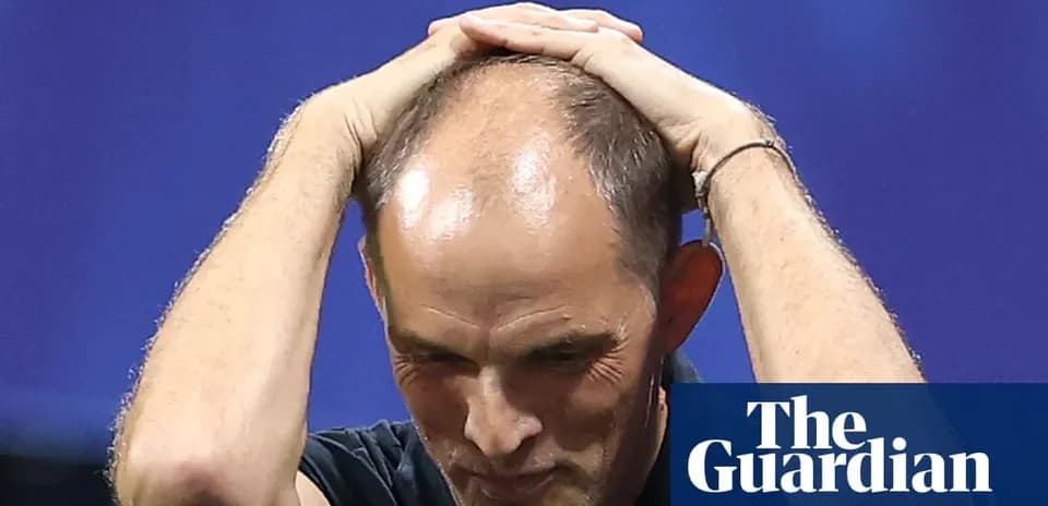 Entrenador con manos en la cabeza durante el partido
