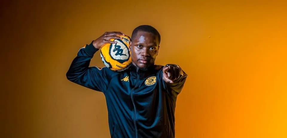 Jugador sosteniendo un balón de fútbol en estudio