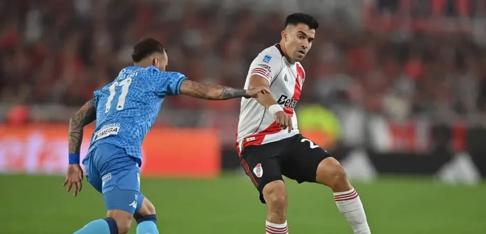 Jugador de River Plate esquivando a rival
