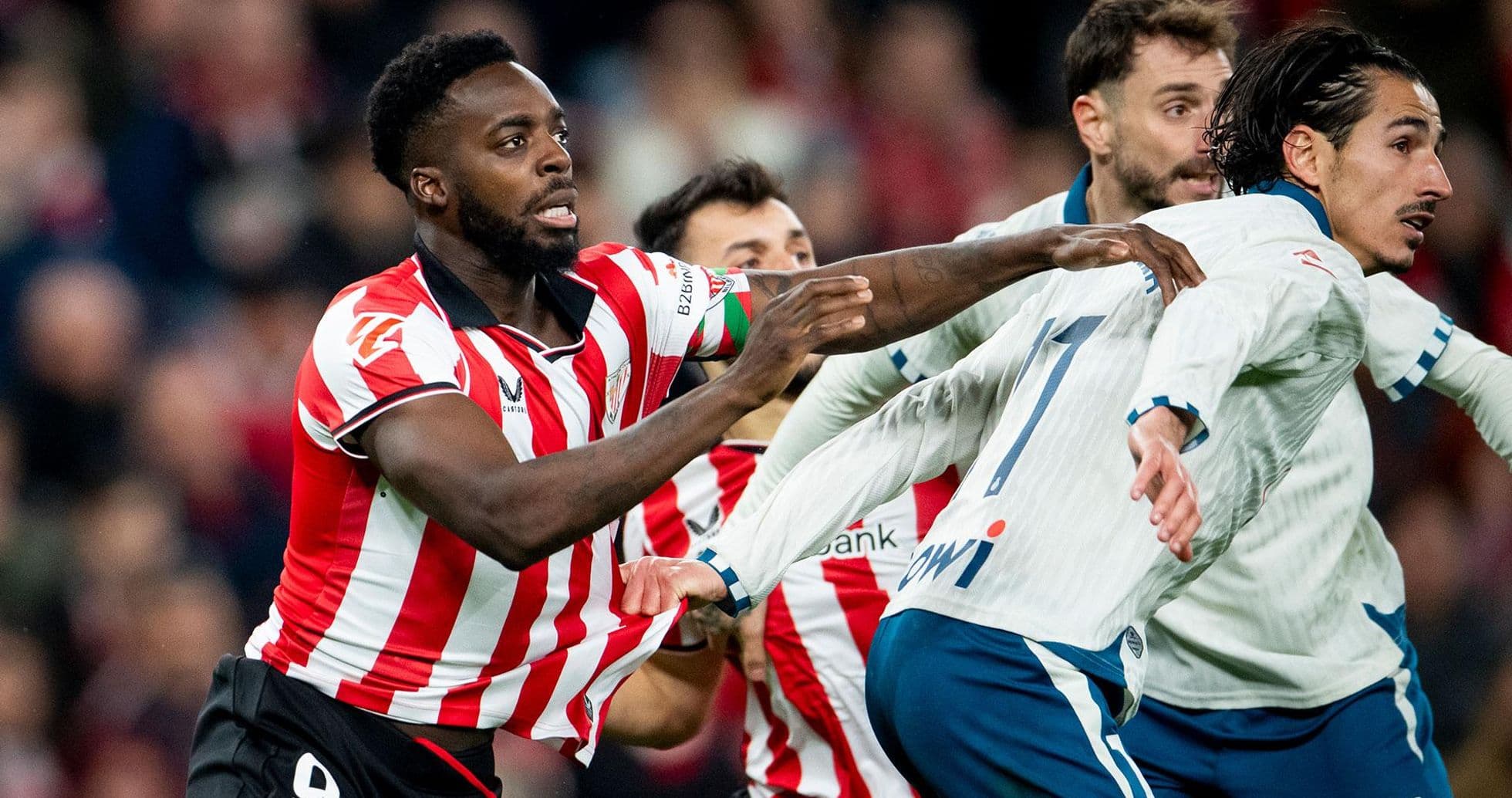 Jugadores de Athletic Club en acción durante el partido