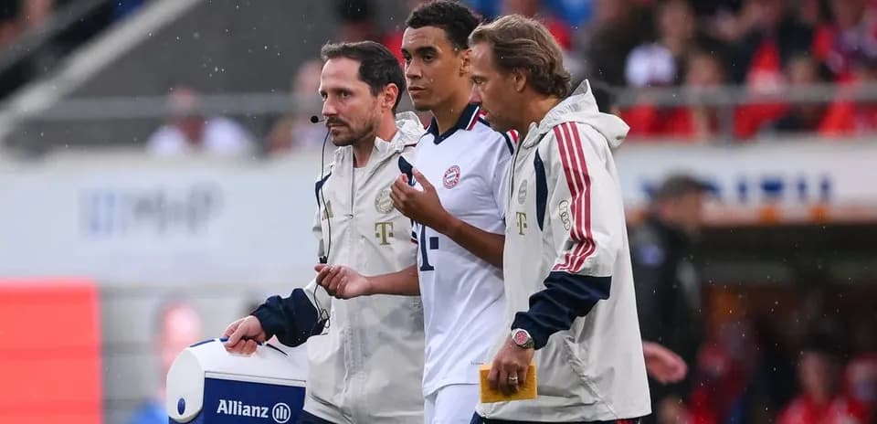 Jugador siendo asistido por personal médico durante el partido