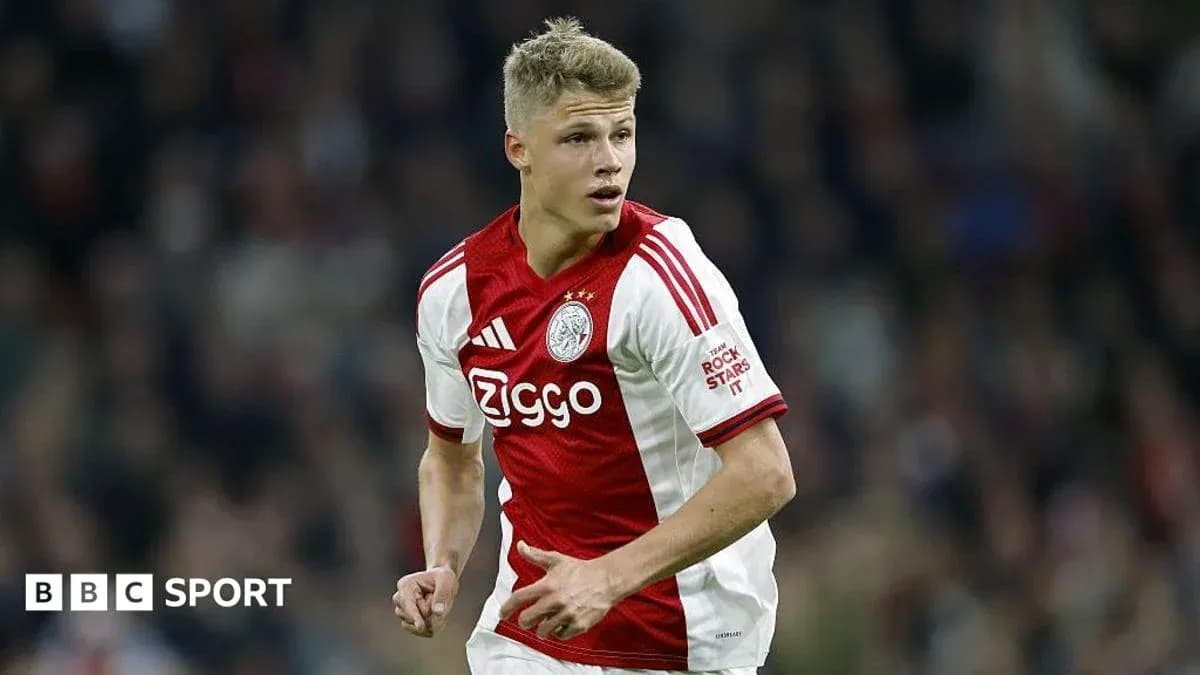 Jugador de Ajax corriendo durante un partido
