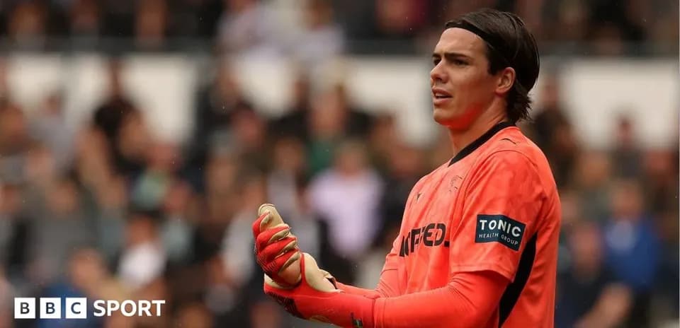 Portero con guantes en partido de fútbol