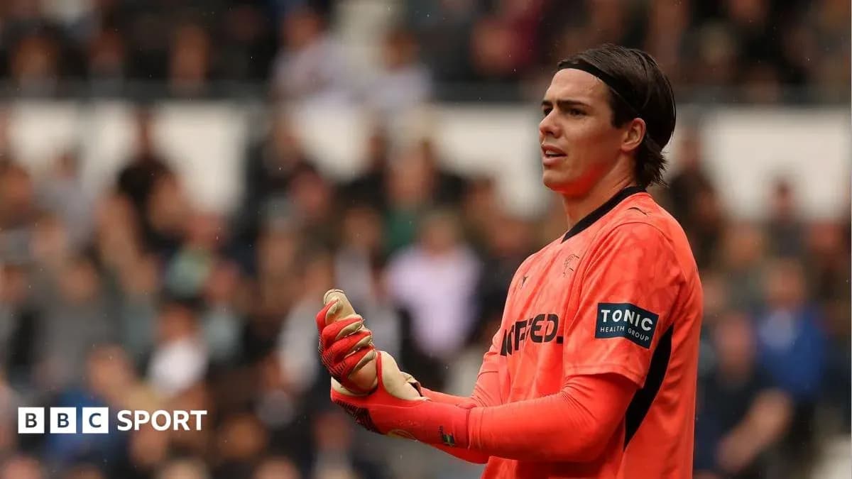 Portero con guantes en partido de fútbol