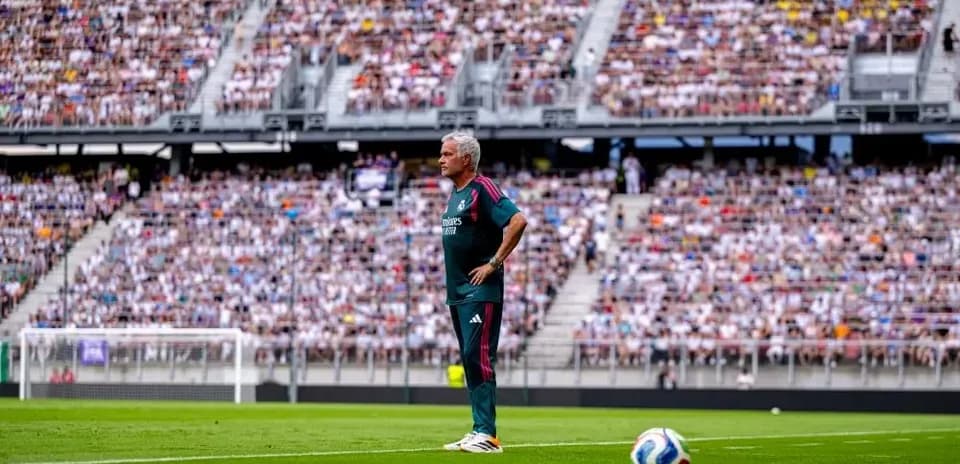 Entrenador observando el partido desde la banda