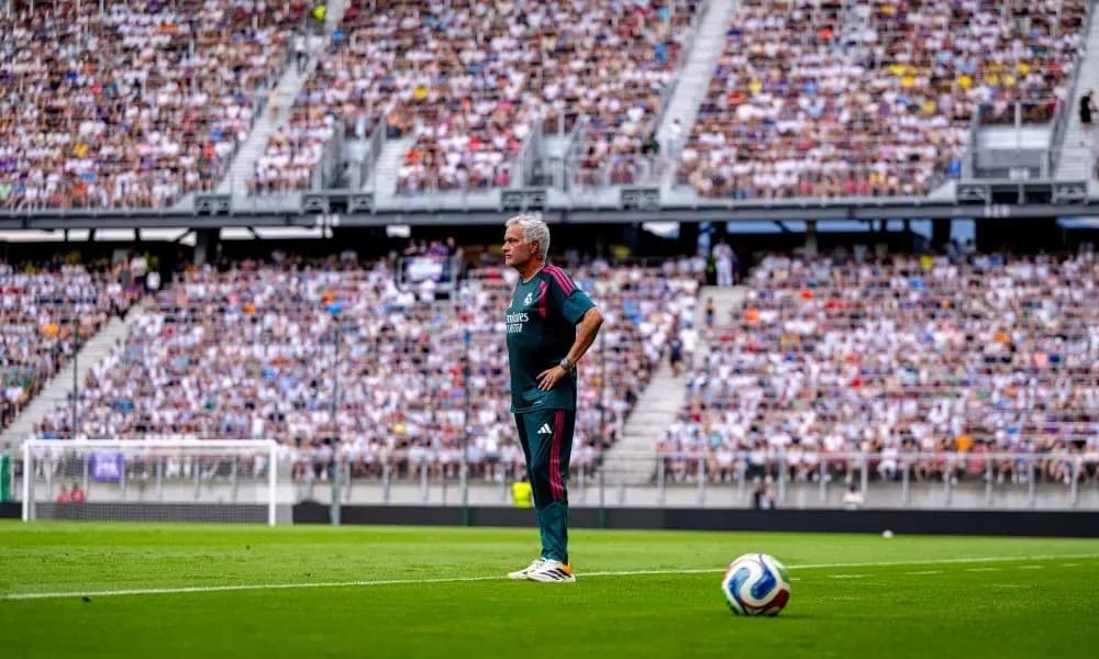 Entrenador observando el partido desde la banda