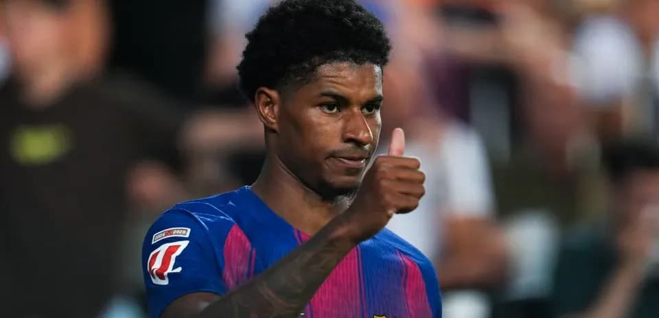 Jugador del Barcelona levantando el pulgar