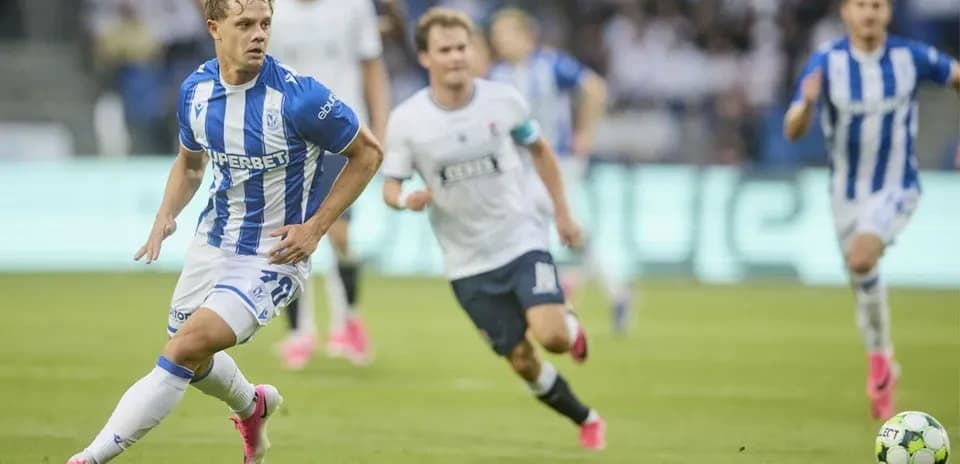 Jugador de Lech Poznań corriendo con el balón