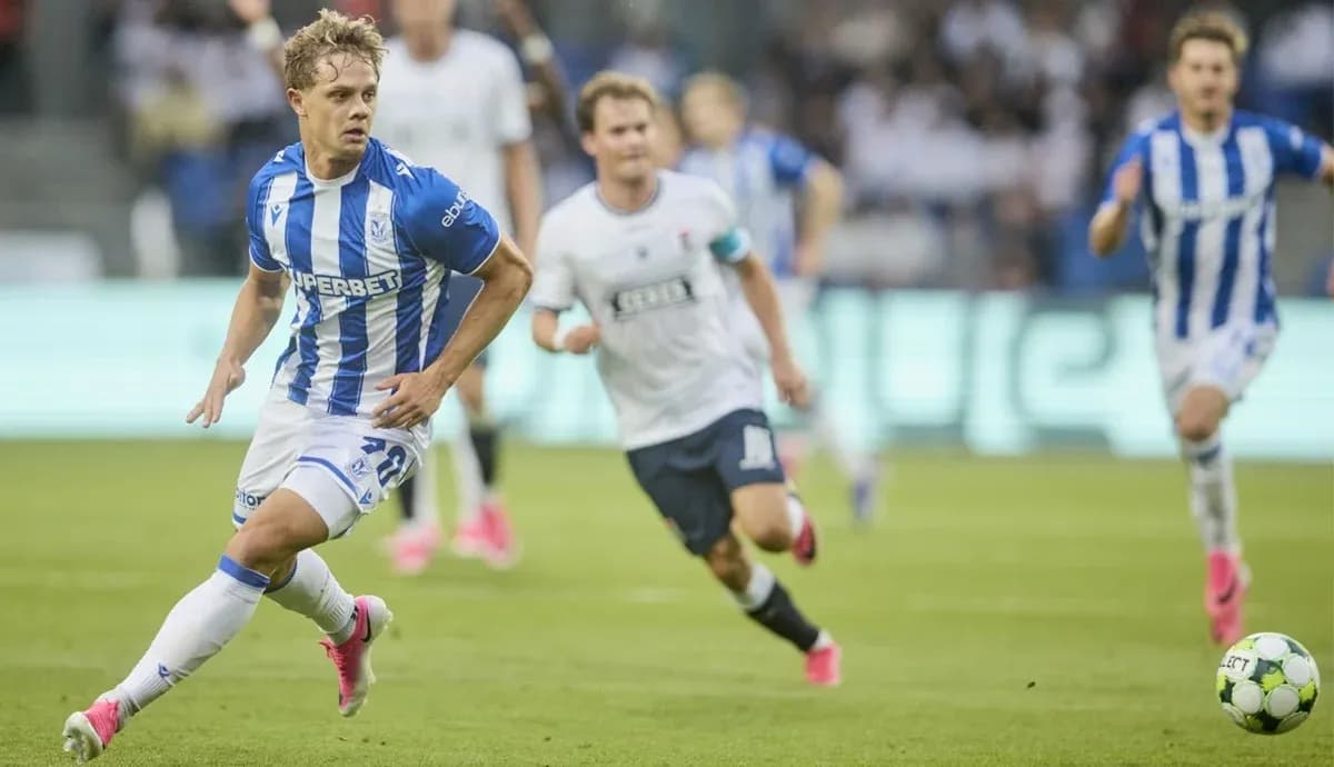Jugador de Lech Poznań corriendo con el balón