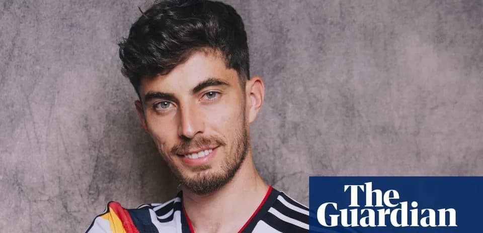 Jugador posando con camiseta de la selección alemana