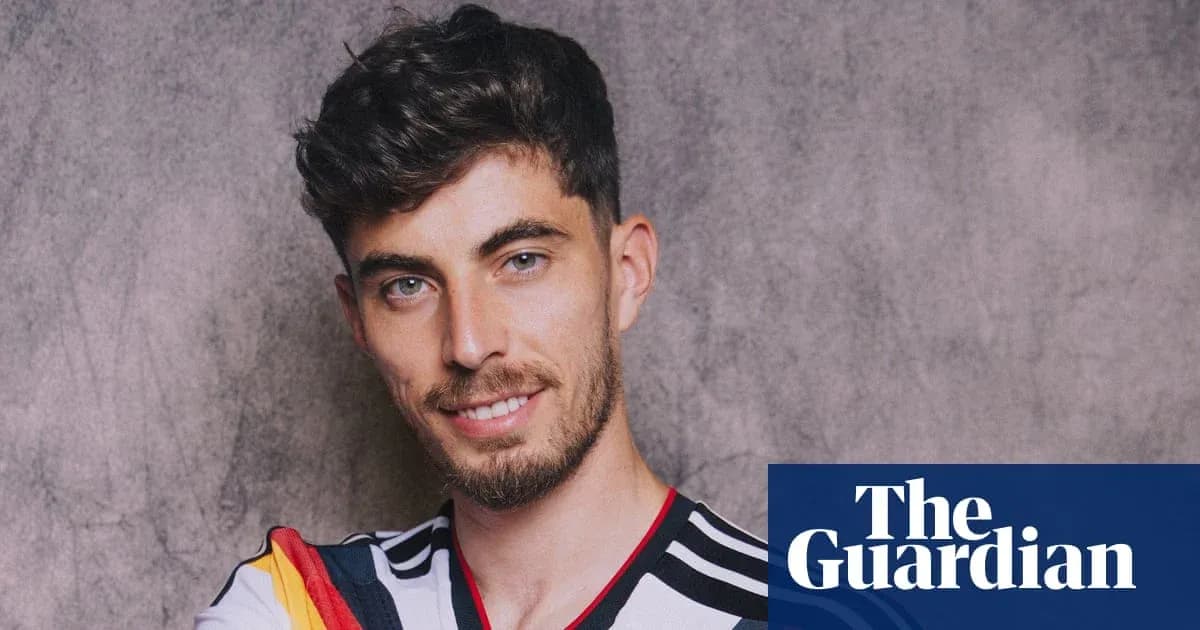 Jugador posando con camiseta de la selección alemana