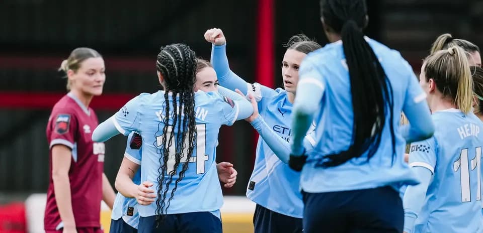 Jugadoras de Manchester City celebrando un gol