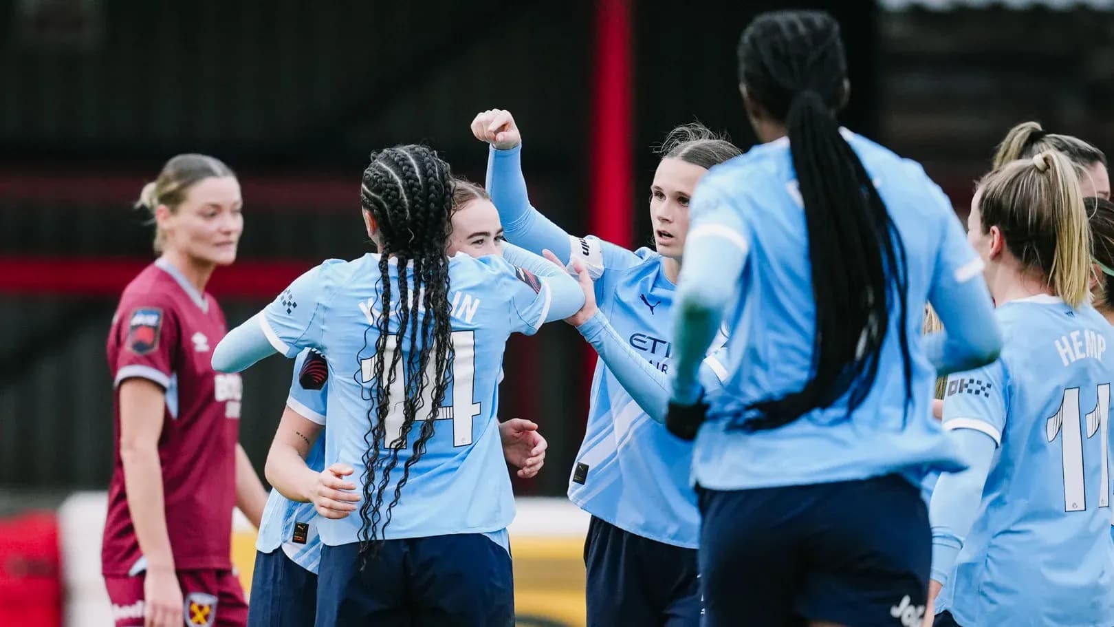 Jugadoras de Manchester City celebrando un gol